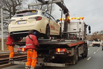 Vorfahrt missachtet: Taxi landet im Gleisbett - Im Gleisbett geendet ist die Fahrt eines Taxis der Marke Toyota an der Pausaer Straße in Plauen am Dienstagmorgen.