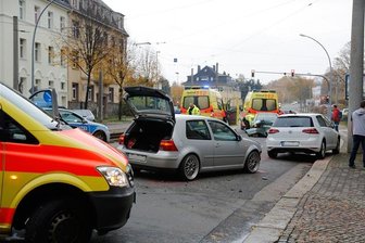 Vorfahrtsfehler: Drei Verletzte nach Unfall mit vier Fahrzeugen -