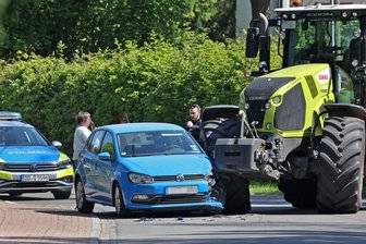 Vorfahrtsfehler führt zu Unfall in Bernsdorf: Traktor kracht in VW - In Bernsdorf gab es eine Kollision zwischen einem Traktor und einem VW.