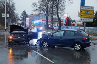Vorfahrtsfehler führt zu Unfall mit drei Verletzten - Ein Unfall mit drei Verletzten hat sich am Montagnachmittag an der Kreuzung Hochuferstraße/Auestraße ereignet.