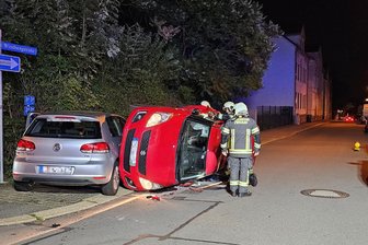 Vorfahrtsfehler in Zwickau-Marienthal: Suzuki landet auf der Seite - Ein Vorfahrtsfehler hat in Marienthal am Mittwochabend zu einem schweren Verkehrsunfall geführt.