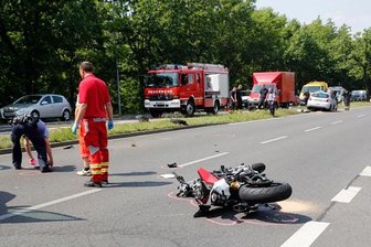 Vorfahrtsfehler - Motorradfahrer schwer verletzt -