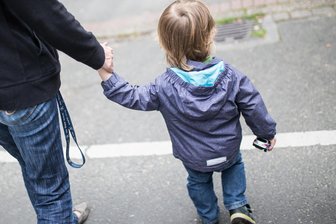 Vorfall auf dem Schulweg: Fremder Mann spricht in Zwickau-Eckersbach Kinder an - In den letzten Wochen wurden Kinder in Eckersbach von einem fremden Mann angesprochen, der sie aufforderte mit ihm zu kommen.