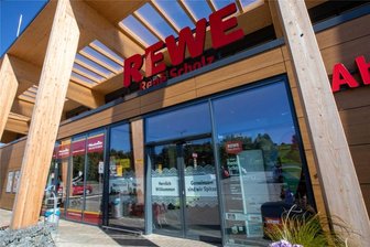 Vorfall im Plauener Rewe-Markt: Dieb setzt Pfefferspray ein - Der Rewe-Markt im Chrieschwitzer Hang.