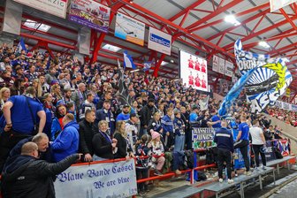 Vorfall nach Eishockey-Familientag in Crimmitschau: Huskies-Fanbeauftragter spricht von Körperverletzung und Sachbeschädigung - Rund 500 Fans aus Kassel waren am Sonntag im Kunsteisstadion im Sahnpark.