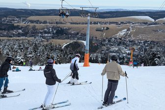 Vorfreude am Fichtelberg: Wie es in Sachsens größtem Skigebiet zum Winterferienstart in mehreren Bundesländern aussieht - Dieser Blick bot sich Skifahrern am Donnerstag vom Fichtelberg aus. In der Nacht zum Freitag gab es Neuschnee.