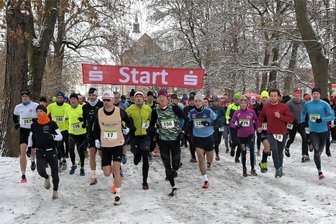 Vorfreude auf 21. Zwickauer Adventslauf: Masse und Klasse am Start - Vor einem Jahr waren die Läufer bei Schnee und Matsch auf die Strecke geschickt worden. Für diesen Sonntag sieht es nach weniger winterlichen Bedingungen aus.