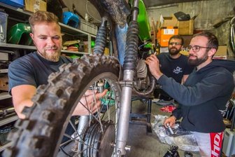 Vorfreude auf Benzingespräche beim Auerbacher Ostkrad-Treffen steigt - Dustin Richter, Peter Reuter und Kai Spieler (von links) von der Simson-Interessengemeinschaft "ADH Racing" organisieren gemeinsam mit dem örtlichen Feuerwehrverein das Auerbacher Ostkradtreffen, das am 26. Juni seine zweite Auflage erleben wird.