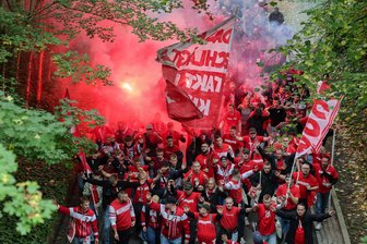 Vorfreude auf das Eishockey-Sachsenderby: Die Fotos vom Fanmarsch der Eispiraten Crimmitschau - 