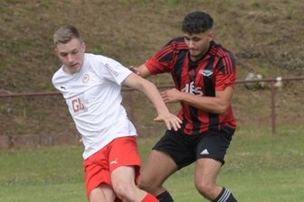 Vorfreude auf den Pflichtspielstart - Der Zwickauer Mohammad Rahimi (r.) - hier im Zweikampf mit dem Lößnitzer David Hildebrandt - und seine Teamkameraden vom ESV Lok wollen sich am Samstag von Wermsdorf nicht abkochen lassen. 