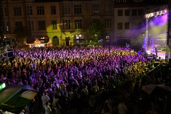 Vorfreude auf die größte Party des Sommers: In zwei Wochen steigt das Zwickauer Stadtfest - Gute Laune und großen Andrang vor den Bühnen – wie hier bei Mambo-König Lou Bega im vergangenen Jahr – erhoffen sich die Stadtfest-Organisatoren auch für die 22. Auflage.