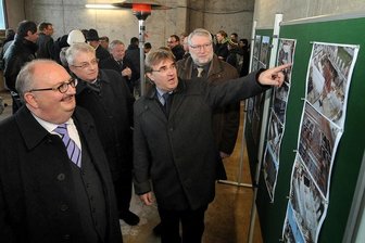 Vorfreude auf modernen Hochschulbau in Mittweida - Warfen beim Richtfest noch einmal einen Blick auf die bisherigen Etappen beim Bau des neuen Medienzentrums der Hochschule Mittweida: Rektor Ludwig Hilmer, Altrektor Lothar Otto, der Chemnitzer Niederlassungsleiter des Staatsbetriebes Sächsisches Immobilien- und Baumanagement Peter Voit und Mittweidas Oberbürgermeister Matthias Damm (v. l.).