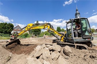 Vorfreude auf neuen Röthenbacher Dorfplatz und das Brotbacken open air - Die letzten Arbeiten am neuen Dorfplatz nimmt Vorarbeiter Jan Scheibner vor. Dann kommt der Landschaftsbauer.