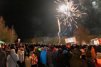 Vorfreude auf Silvester im Erzgebirge: Feuerzauber zieht Hunderte Besucher an - 