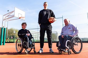 Vorfreude auf ungleiche Duelle: Sportler mit und ohne Beeinträchtigung messen im Sommer in Chemnitz ihre Kräfte - Am 17. August werden sie auf diesem Platz im Sportforum gemeinsam Basketball spielen: Til Augustin von den Rollstuhlbasketballern der Niners Chemnitz (links, rechts ist sein Trainer Mike Reichardt) und Jonas Richter, Kapitän der Bundesligamannschaft.