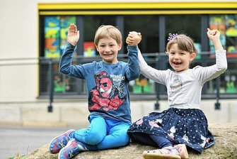 Vorfreude bei den Zwillingen Vivien und Theodor aus Freiberg: Hurra, wir kommen in die Schule! - Vivien und Theodor freuen sich auf die Schule.