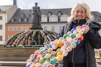 Vorfreude im Erzgebirge auf Ostern: 6000 Eier schmücken Brunnen auf Marktplatz - Ivonne Schröter vom Werbering Annaberg hat am Mittwochvormittag mit Unterstützung des Bauhofs den Osterbrunnen aufgebaut.