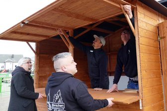 Vorfreude in Börnichen: Festwoche mit Umzug, Pferden und Dampfmaschine - Bürgermeister Frank Lohr, Sebastian Folgner, Martin Trinks und Julian Helwig (von links) bauen eine der neuen Buden für das Börnichener Jubiläum auf.