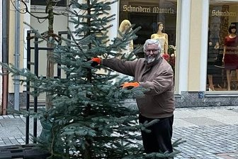 Walter Peter von der Initiative Stadtmittmacher hat Frank Winkler geholfen, die Weihnachtsbäume in Mittweida entlang der Rochlitzer Straße und der Weberstraße aufzustellen.