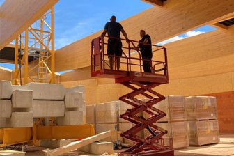 Vorfreude in Mülsen: Der Rohbau des ersten Holz-Edeka in Sachsen ist fertig - Dachstuhl und Wände sind bei diesem Edeka aus Holz, nur rechts befindet sich eine Zwischenwand aus Ziegelstein.
