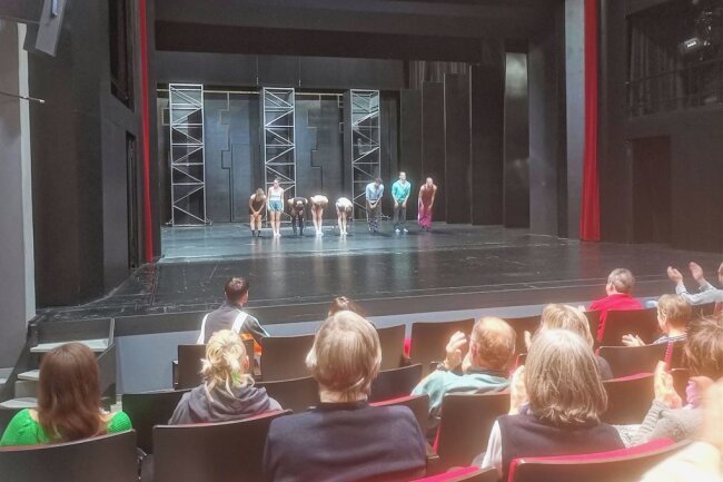 Vorfreude in Zwickau: Ballett "Schwanensee" endlich in der Schwanenstadt auf der Bühne - Verbeugung nach der öffentlichen Probe im Gewandhaus.