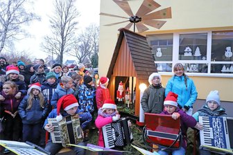 Vorfreude schönste Freude: In Naundorf dreht sich jetzt die Pyramide - Bevor die Pyramide in Naundorf angeschoben wurde, gab es noch ein musikalisches Programm.