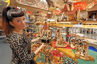 Vorfreude, schönste Freude: Wo Weihnachten in Freiberg schon zu finden ist - Weihnachtlicher geht es nicht: Lisa Hedel mit den Pyramiden im Geschäft Erzgebirgische Volkskunst in der Weingasse in Freiberg.