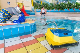 Vorfreude und Sorgen: Aqua Marien öffnet - Die finalen Vorbereitungen laufen auf Hochtouren, damit das Aqua Marien am Donnerstag öffnen kann. Lucas Vogel bedient per Fernsteuerung einen Roboter, der den Beckenboden reinigt. 