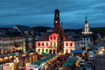 Vorfreude von Rochlitz bis Penig: Diese Weihnachtsmärkte sind in Mittelsachsen geplant - Zum Rochlitzer Weihnachtsmarkt 2019 wurde das Rathaus illuminiert. Auch in diesem Jahr sollen wieder tanzende Lichter ein Farbenspiel, winterliche Motive und bewegte Bilder auf die klassizistische Fassade projizieren. Nicht nur in der Stadt hofft man, dass die vielerorts geplanten Weihnachtsmärkte stattfinden können. 