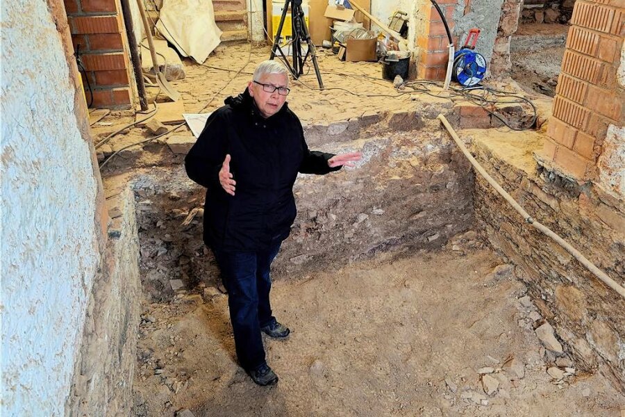 Vorgänger von Schloss Augustusburg: Archäologen legen Reste der Schellenburg frei - Dr. Christiane Hemker, Referatsleiterin Südwestsachsen beim Landesamt für Archäologie, zeigt die Ausgrabungsstellen. 