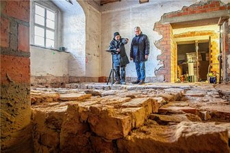 Vorgänger von Schloss Augustusburg: Taucht die Schellenburg aus der Vergangenheit auf? - Mitarbeiter des Landesamtes für Archäologie haben die Zeugnisse der bewegten Geschichte des Schlosses im ehemaligen Stallgebäude gesichert. 