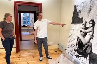 Am Mittwochnachmittag packte der Berliner Künstler Benyamin Reich erste Werke in den Ausstellungsräumen in der Kirchstraße 16 aus und erklärte Sibylle Karsch, wie sein größtes Werk entstanden ist.
