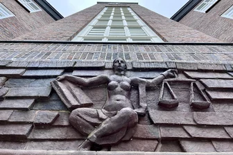 Vorgetäuschter Macheten-Überfall vor Gericht: Chemnitzer Neonazi wollte sich ganze Hand abtrennen lassen - Vor dem Landgericht Chemnitz beginnt am Freitag der Prozess zu einem vorgetäuschten Macheten-Überfall.