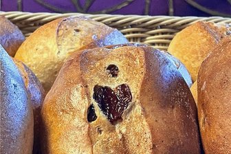 Vorgezogene Nachtschicht: Oelsnitzer Bäckerei öffnet die Backstube für Neugierige - Zufallsprodukt: Brötchen mit Herz, das in der Bäckerei Walter entstanden ist