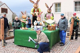 Vorgezogene Ostern: Waltraud, Wolfgang, Franz und Frieda zaubern in Falkenau ein Lächeln - Die Mitglieder des Heimatvereins Falkenau haben die Osterhasenfamilie hervorgeholt.