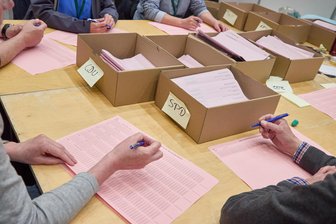 Vorgezogene Wahl im Februar: Chemnitz sucht Wahlhelfer - Chemnitz sucht Wahlhelfer, die im Februar bei der Stimmabgabe und beim Auszählen der Stimmzettel mithelfen.