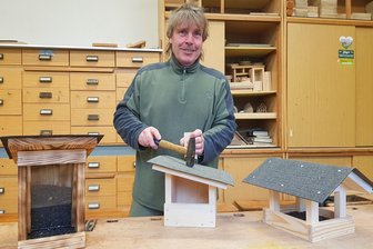 Vorgtländisch-uriges Herbstfest statt Hofweihnacht - Andreas Borowski ist Holzwerkstatt-Hausherr und leitet den Futterhäuschenbau.