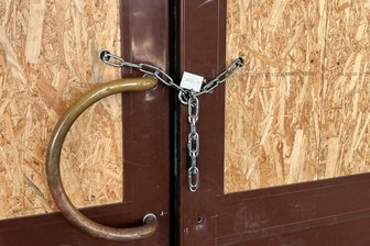 Vorhalle mit Kette und Schloss abgesperrt: Wie geht es weiter mit dem Reichenbacher Bahnhof? - Die mit Kette und Vorhängeschloss abgesperrte Tür zur Bahnhofsvorhalle verhindert nicht nur die Nutzung des Aufzuges, sofern dieser nicht ohnehin defekt ist. Sie steht auch sinnbildlich dafür, dass rund um den Bahnhof einiges hakt.