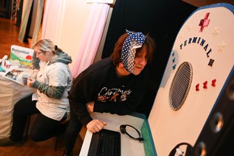 Vorhang auf für Familie Zuckerberg aus Penig: Künstliche Intelligenz in der Hauptrolle - Im Stück „Irgendjemand und die Rache der Se" dreht sich alles um KI. Während sich die Apothekerin (Virginie Löhrmann) langweilt, wird ein digitales Terminal zur Apotheke, die Kundin mit Zahnschmerzen (Ute Fein) verzweifelt daran.