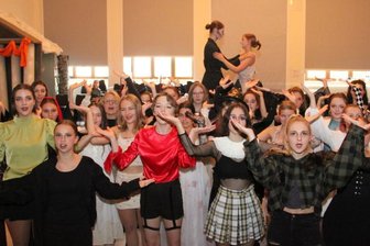 Vorhang auf: Gymnasium Markneukirchen zeigt wieder Musical - Intensiv wird am Gymnasium Markneukirchen in diesen Tagen für das neue Musical "Ein Weihnachtsalptraum" geübt. Der Chor und die Tänzerinnen nehmen in der tiefsinnigen Horrorgeschichte eine zentrale Rolle ein.
