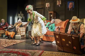 „Vorhang auf“ im Erzgebirge: Theater in Annaberg eröffnet die 133. Spielzeit - Die Spielzeit beginnt in Annaberg mit „Ewig jung“. Das Publikum liebt diese Komödie.