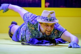Vorhang auf und Freischwimmen nach der Corona-Zwangspause - Marvin Thiede spielt in der Inszenierung "Orson Welles probt Moby Dick" den Kreuzfahrtpassagier Stubb.