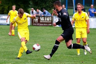 Vorjahresfinalisten streichen in der ersten Runde die Segel - Philipp Keller (beim Schuss) vom SV Lok Glauchau/Niederlungwitz besiegelte am Sonntag die Niederlage des TV Oberfrohna. 