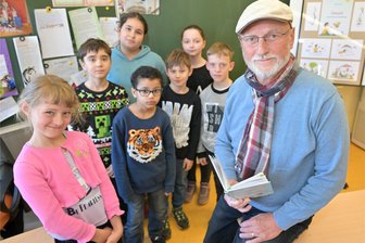 Vorlese-Marathon über sechs Tage: Event im Erzgebirge findet nicht allen Orten Publikum - Stephan Buße hat an der Grundschule Aue-Zelle aus dem Buch „Samira und der kleine Schmetterling“ vorgelesen. Er hat für dieses die Illustrationen angefertigt.