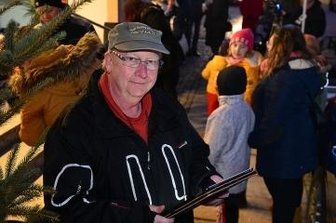 Vorleseaktion steht vor Fortsetzung - Auch Citymanager Frank Winkler war als Märchenerzähler wie hier an der Weberstraße gefragt.