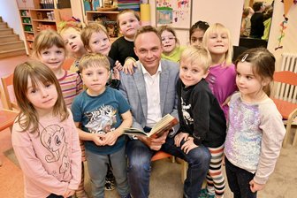 Vorlesetag im Erzgebirge: Lampenfieber inklusive – Landtagsabgeordneter bei neugierigen Kitakindern - Stephan Weinrich las im „Kinderland“ in Lugau Kindern der Gruppe Vorschulfüchse vor.