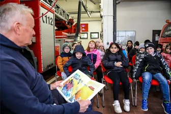 Vorlesetag im Erzgebirge: Zwischen Blaulicht und Blaufarben - Im Feuerwehrgerätehaus las Uwe Baumgarten Schülerinnen und Schülern der zweiten Klasse der Grundschule „Albrecht Dürer“ vor.