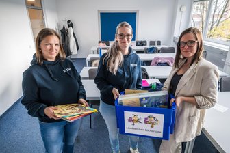 Vorlesetag in Mittelsachsen: Angehende Erzieherinnen erobern Kitas - Steffi Grimm (v. l.), Nadine Werzner und Anne Rombach freuen sich auf den Vorlesetag.
