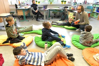 Vorlesetag in St. Michaelis und Freiberg: Wie Drache „Furzipups“ und ein Engel Schüler begeistern - Zum Vorlesetag im Förderzentrum „Clemens Winkler“ in Brand-Erbisdorf las Bürgermeister Martin Seltmann in der Klasse 3a mit Lehrerin Bianca Reichel aus „Furzipups, der Knatterdrache“ vor. Das Plüschtier durfte die Klasse behalten.