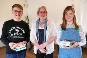 Vorlesewettbewerb: Junge Erzgebirger freuen sich auf Landesfinale - Organisatorin Silke Dost von der Zschopauer Stadtbibliothek hat beim Bezirksfinale des Vorlesewettbewerbs im Schloss Wildeck Philipp Hütt und Lara Böttrich zum Sieg gratuliert.